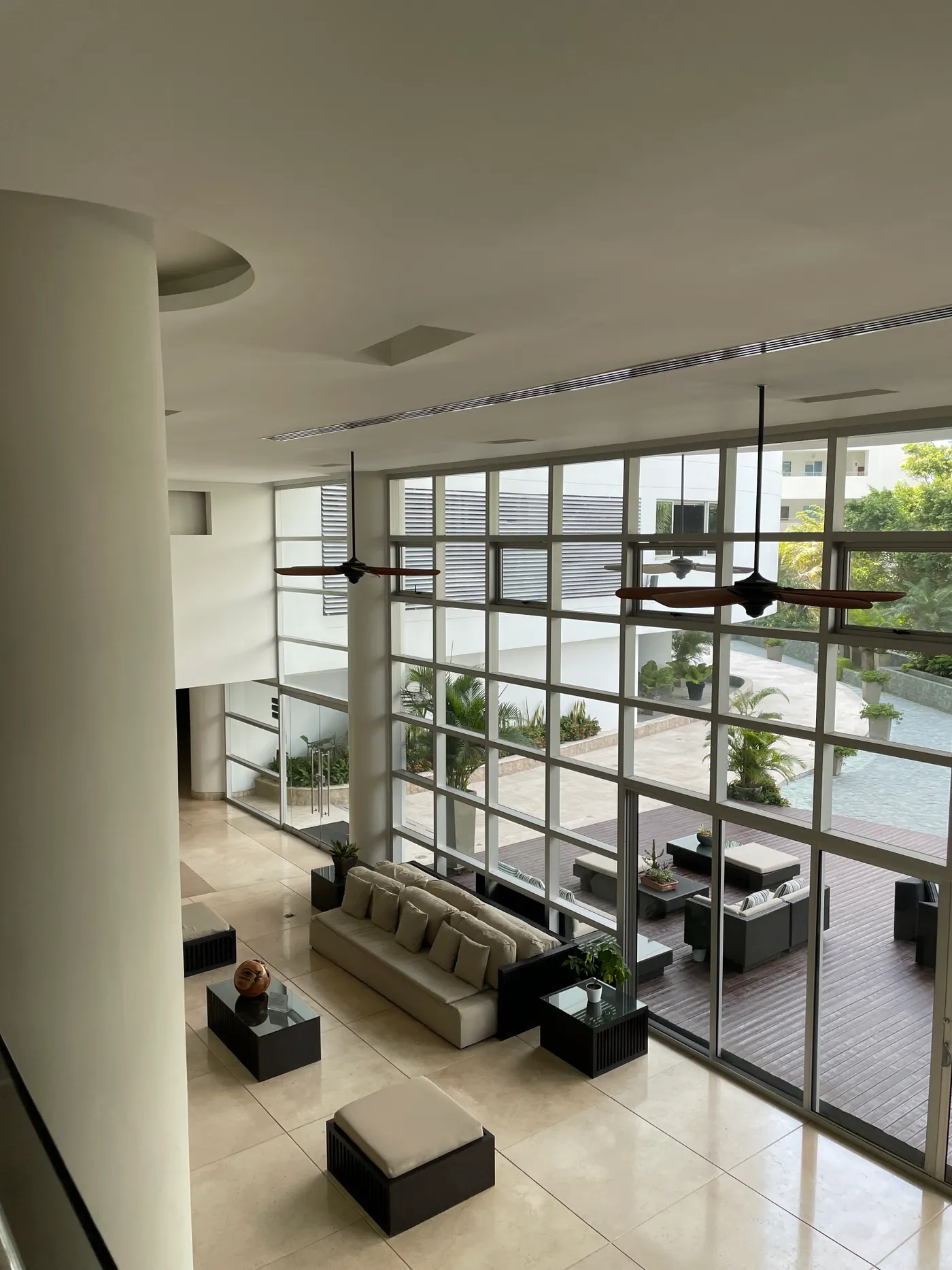 Cerramiento de terraza con estructura de aluminio y vidrio (imagen ilustrativa)