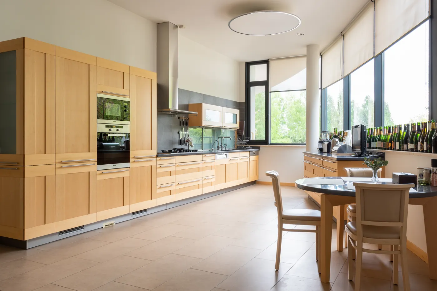 Cocina con ventana de aluminio y vistas al jardín (imagen ilustrativa)