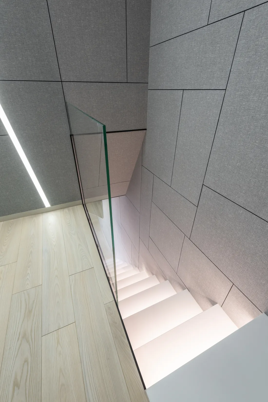Escalera interior con barandilla de vidrio (imagen ilustrativa)