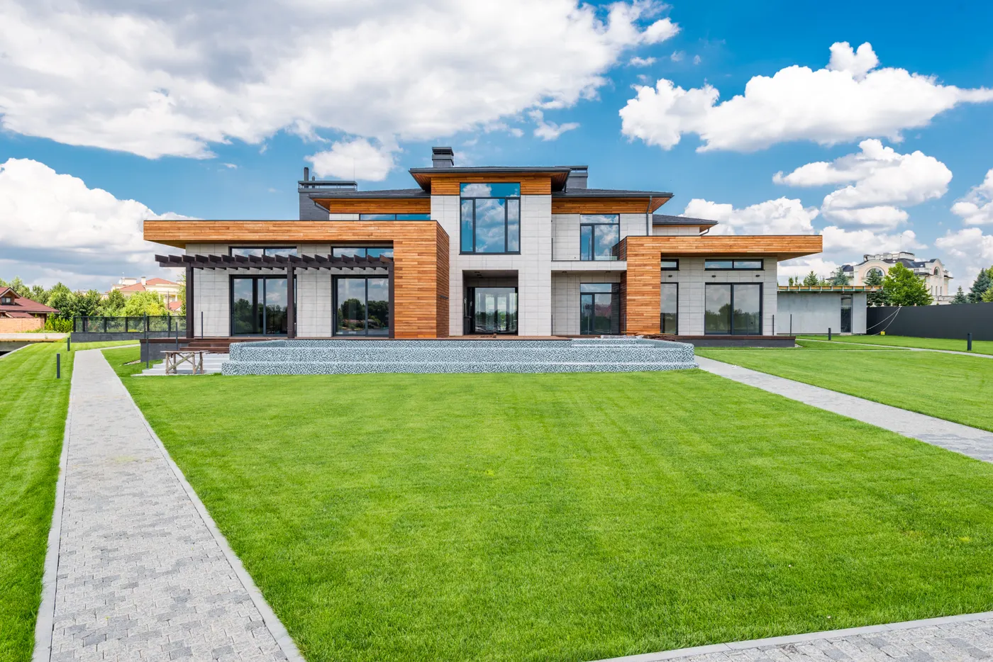 Vivienda con grandes ventanales de aluminio (imagen ilustrativa)