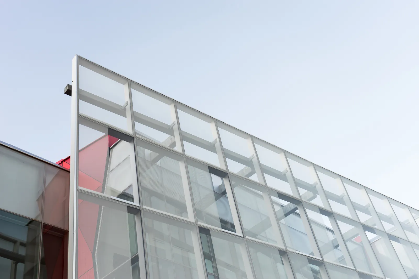 Fachada acristalada con perfiles de aluminio, arquitectura contemporánea (imagen ilustrativa)