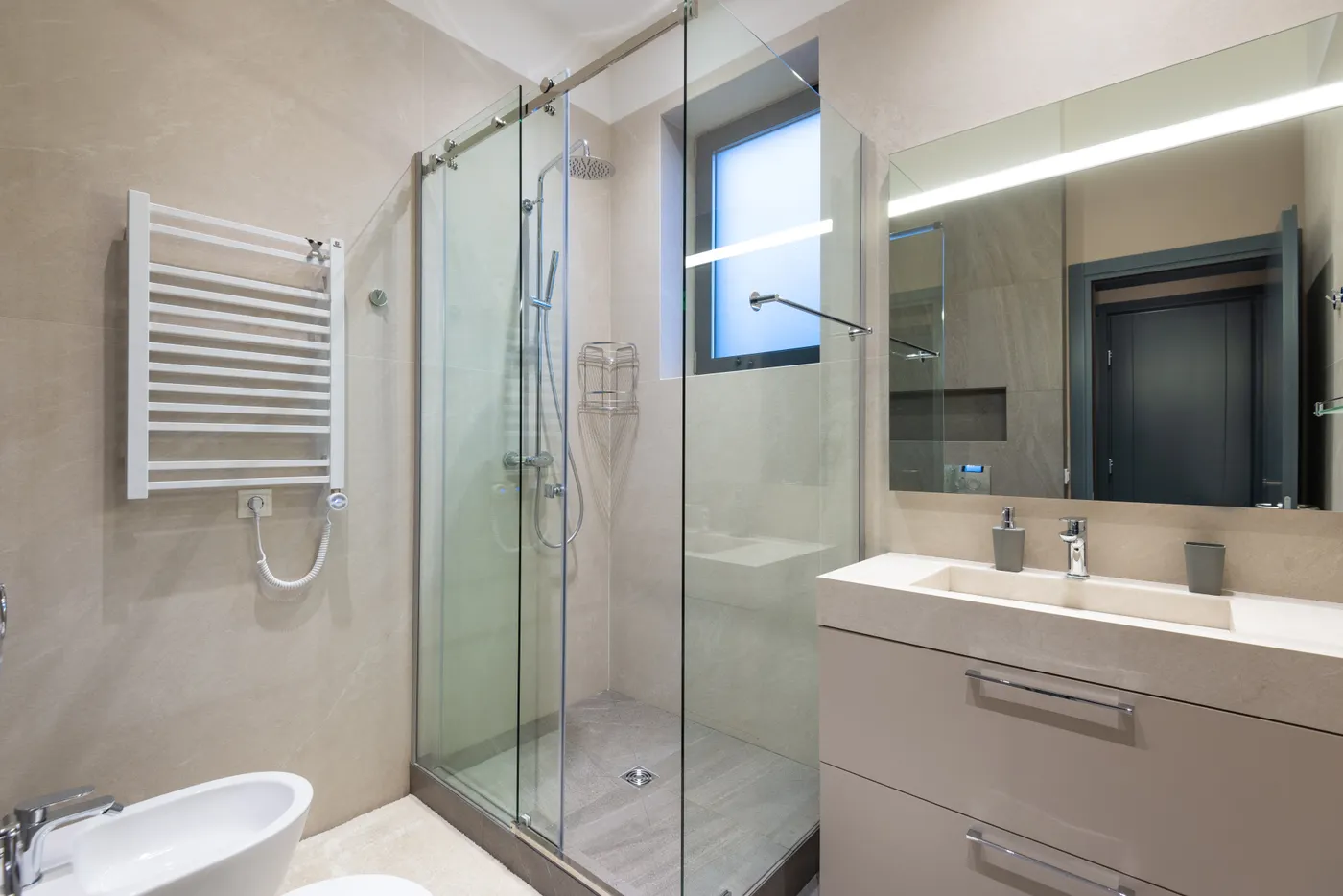 Mampara de vidrio en baño moderno (imagen ilustrativa)